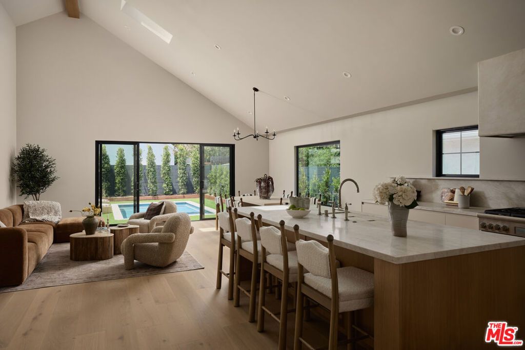 Image 11 of property listing at 321 N Lucerne Boulevard, Los Angeles, CA 90004