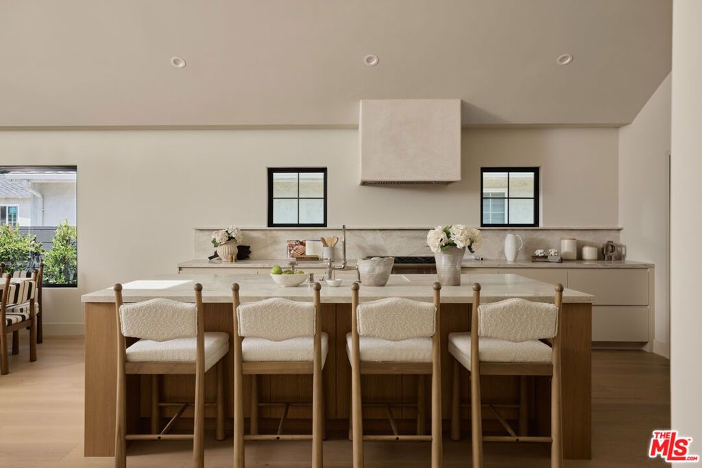Image 12 of property listing at 321 N Lucerne Boulevard, Los Angeles, CA 90004