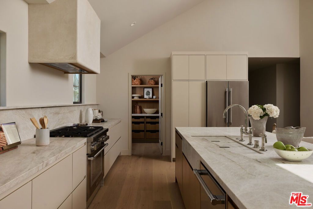 Image 13 of property listing at 321 N Lucerne Boulevard, Los Angeles, CA 90004