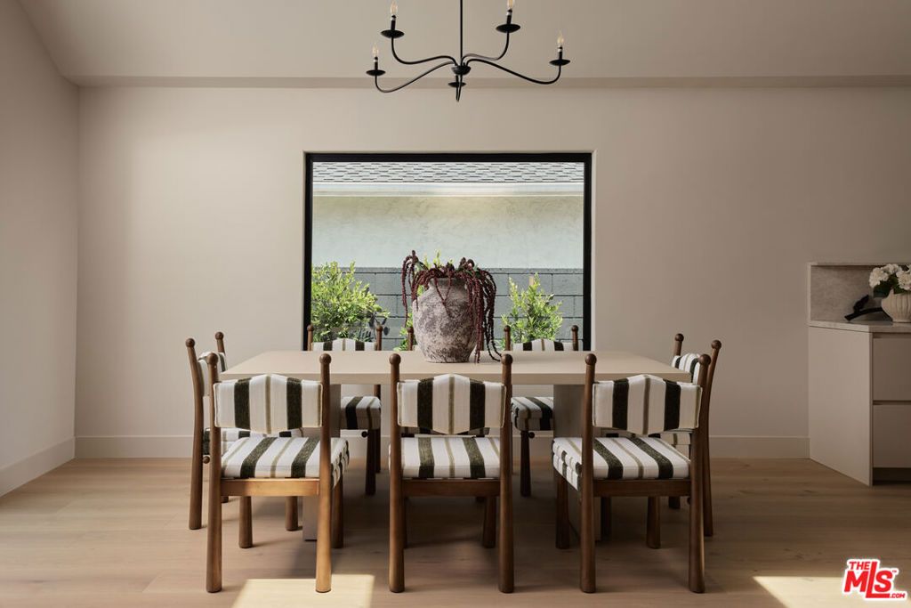 Image 15 of property listing at 321 N Lucerne Boulevard, Los Angeles, CA 90004