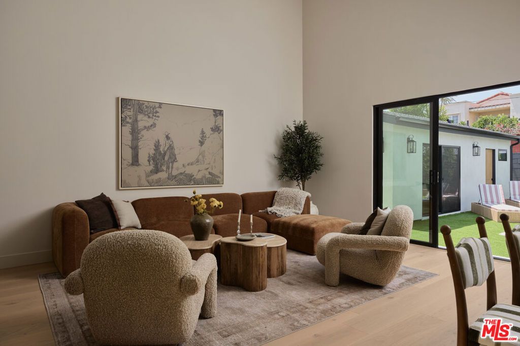 Image 16 of property listing at 321 N Lucerne Boulevard, Los Angeles, CA 90004