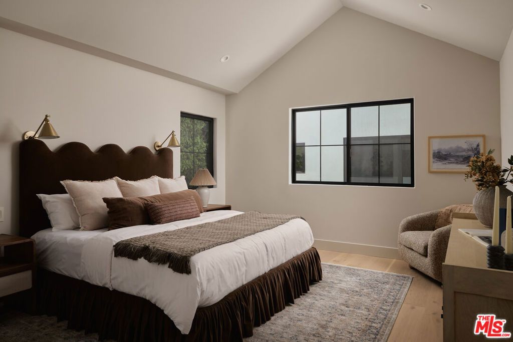 Image 17 of property listing at 321 N Lucerne Boulevard, Los Angeles, CA 90004