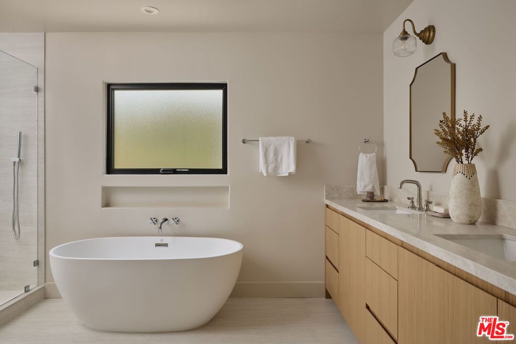 Image 18 of property listing at 321 N Lucerne Boulevard, Los Angeles, CA 90004