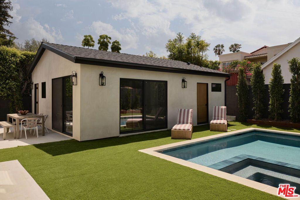 Image 20 of property listing at 321 N Lucerne Boulevard, Los Angeles, CA 90004