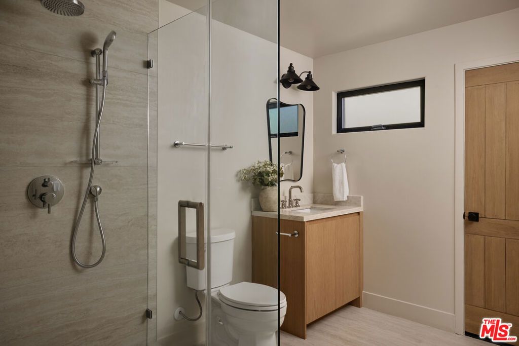 Image 24 of property listing at 321 N Lucerne Boulevard, Los Angeles, CA 90004