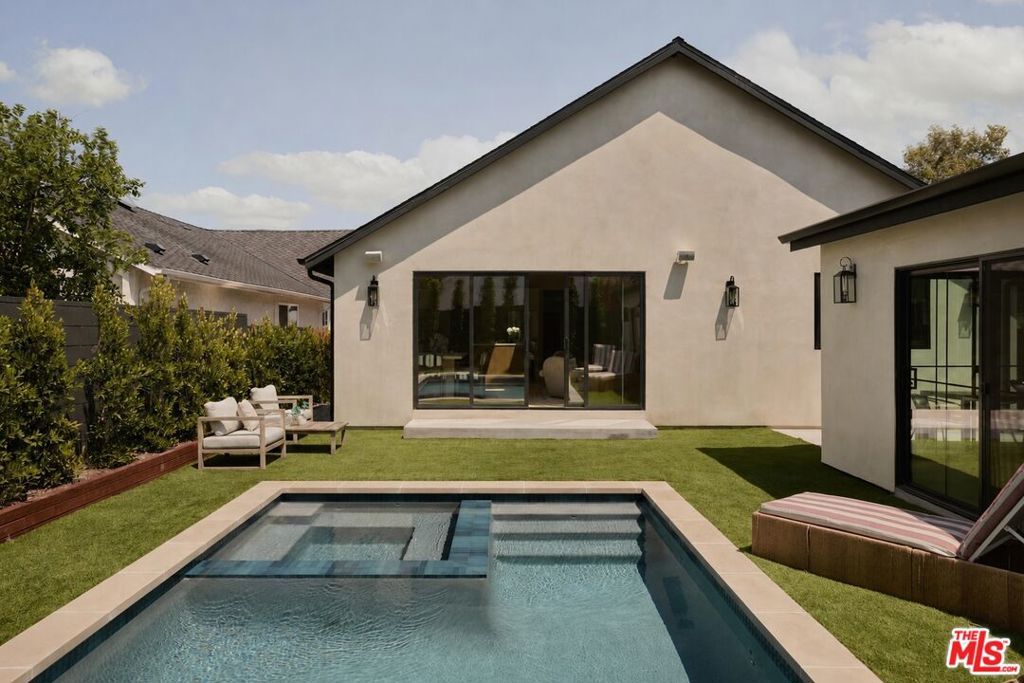 Image 25 of property listing at 321 N Lucerne Boulevard, Los Angeles, CA 90004