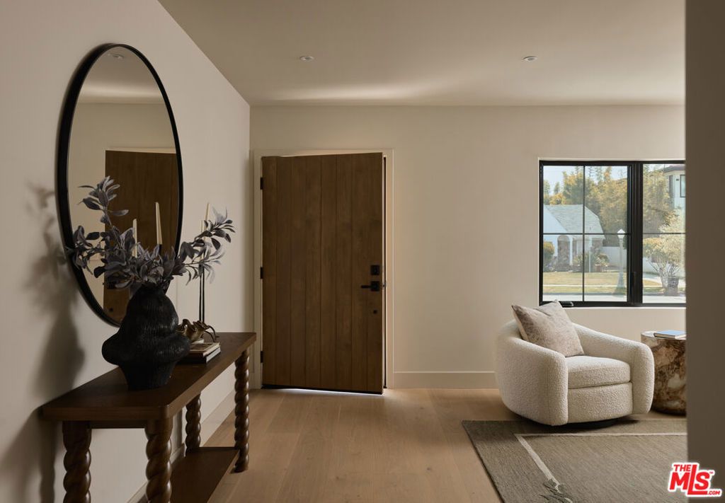 Image 3 of property listing at 321 N Lucerne Boulevard, Los Angeles, CA 90004