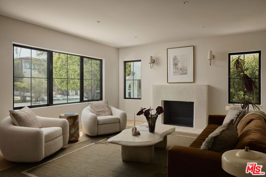 Image 4 of property listing at 321 N Lucerne Boulevard, Los Angeles, CA 90004