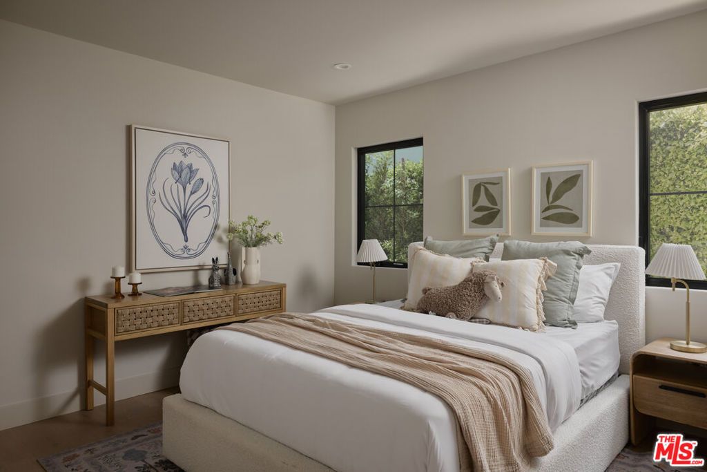 Image 9 of property listing at 321 N Lucerne Boulevard, Los Angeles, CA 90004