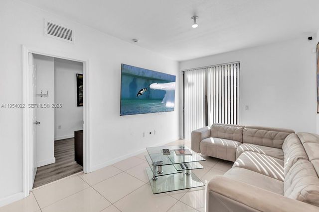 9860 NW 88th St, Doral, FL 33178