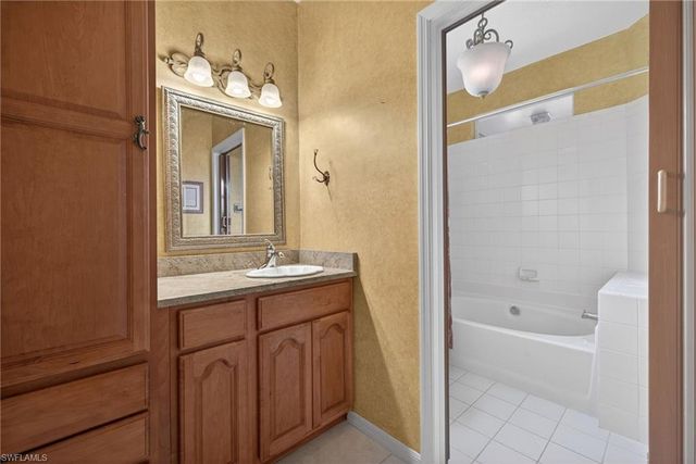 290 Emerald Bay CIR L7, Naples, FL 34110