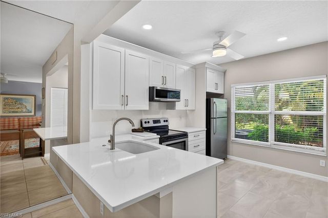 290 Emerald Bay CIR L7, Naples, FL 34110