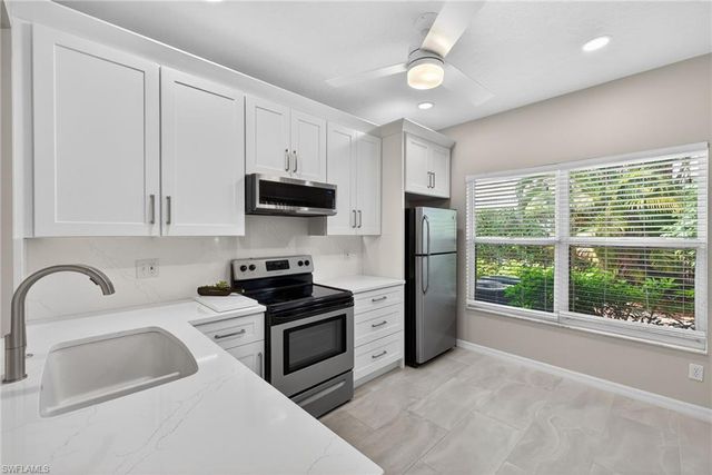 290 Emerald Bay CIR L7, Naples, FL 34110