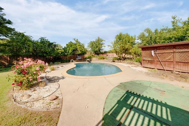 5437 Valhalla Dr, Carmichael, CA 95608