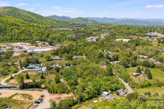 174 Ben Lippen Road, Asheville, NC 28806