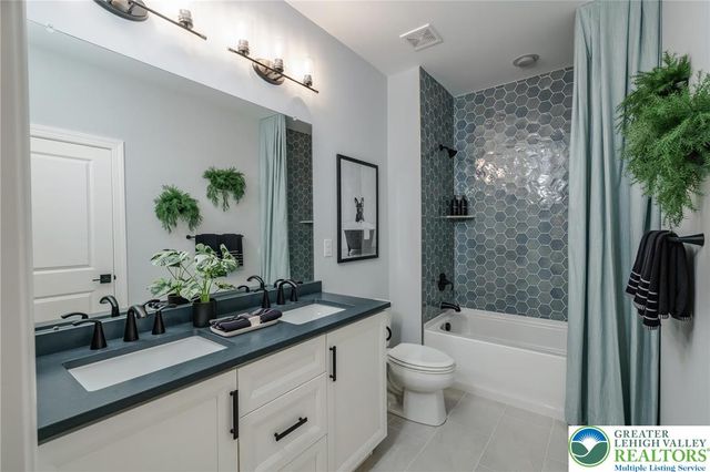 5401 Red Oak Drive, Upper Saucon Twp, PA 18049