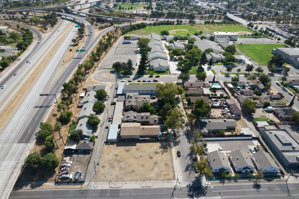 Image 13 of property listing at 704 N Fresno Street, Fresno, CA 93701