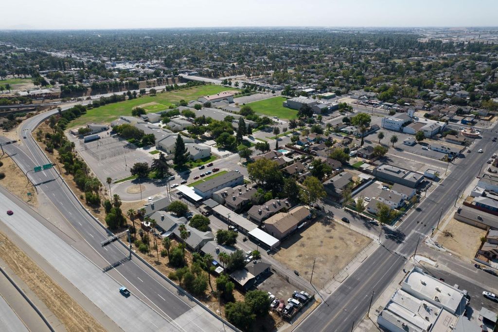 Image 14 of property listing at 704 N Fresno Street, Fresno, CA 93701