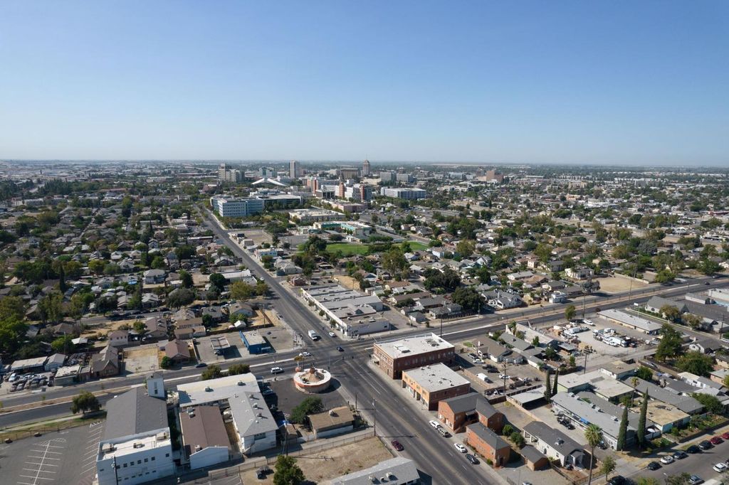 Image 16 of property listing at 704 N Fresno Street, Fresno, CA 93701