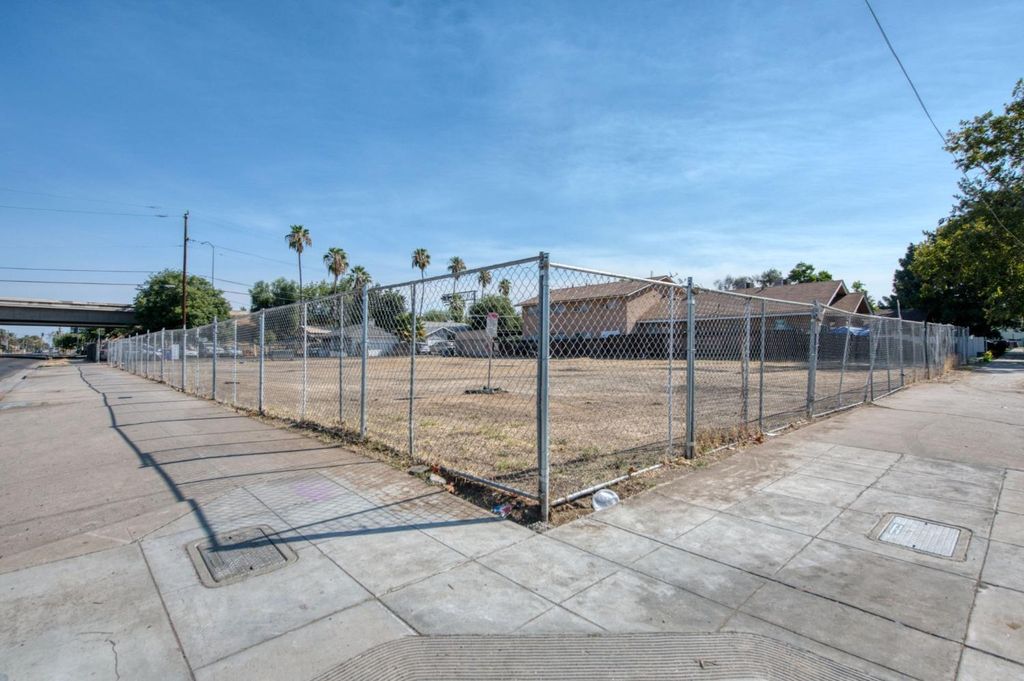 Image 2 of property listing at 704 N Fresno Street, Fresno, CA 93701