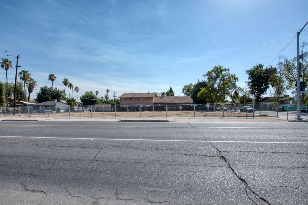 Image 3 of property listing at 704 N Fresno Street, Fresno, CA 93701