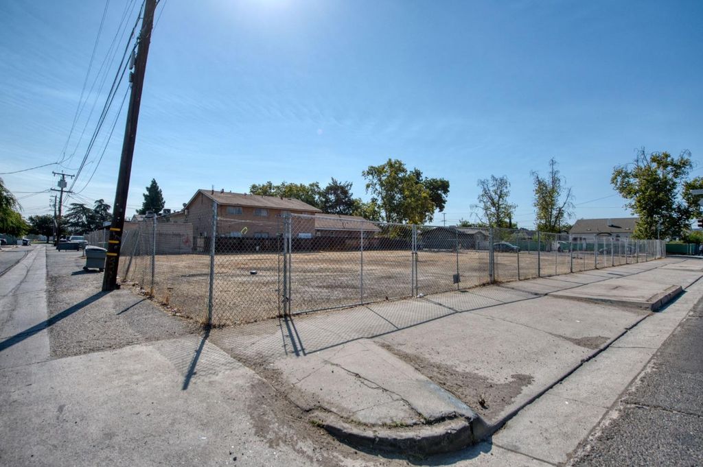 Image 5 of property listing at 704 N Fresno Street, Fresno, CA 93701