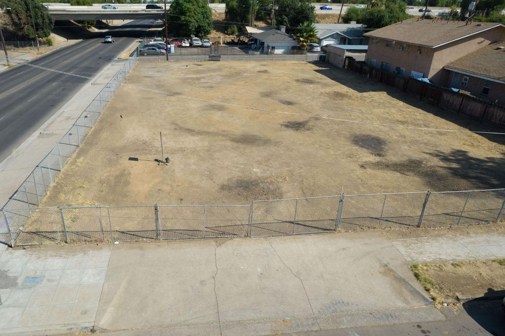 Image 6 of property listing at 704 N Fresno Street, Fresno, CA 93701