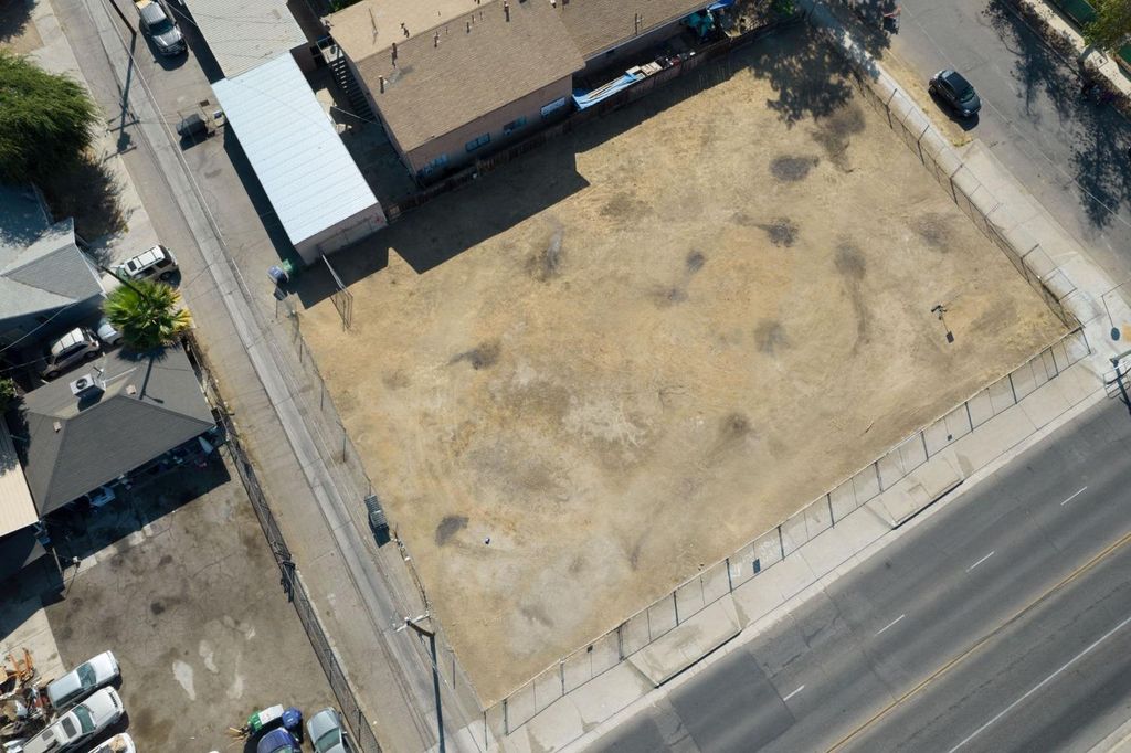 Image 7 of property listing at 704 N Fresno Street, Fresno, CA 93701