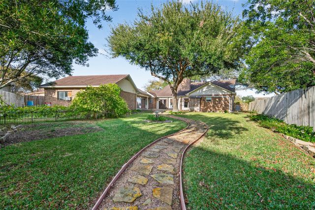 1614 Crestmont Street, Wharton, TX 77488