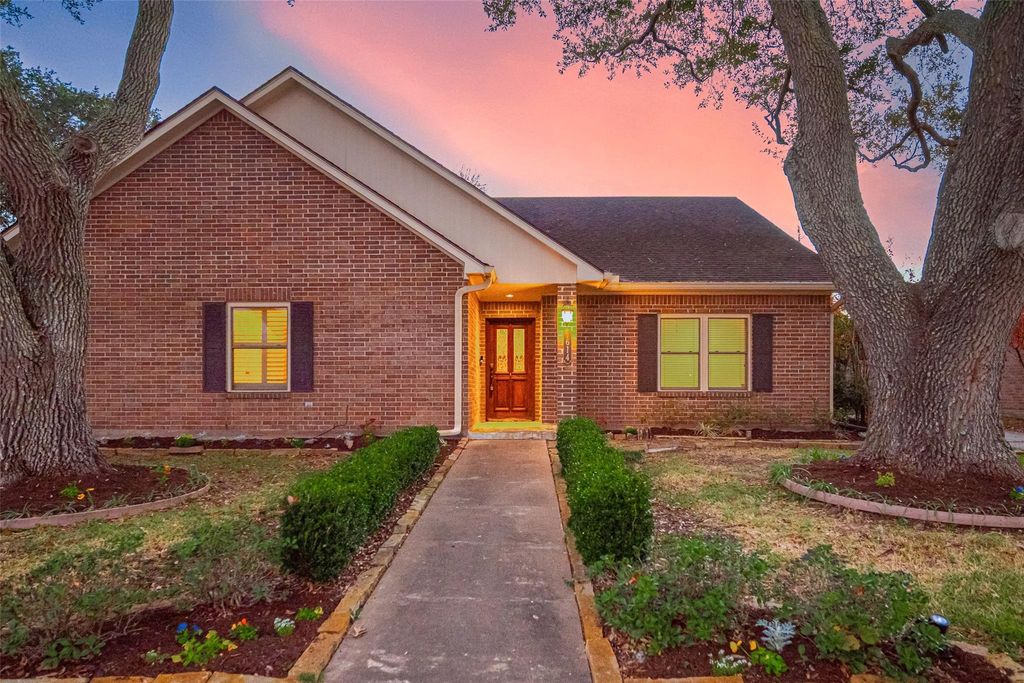 1614 Crestmont Street, Wharton, TX 77488