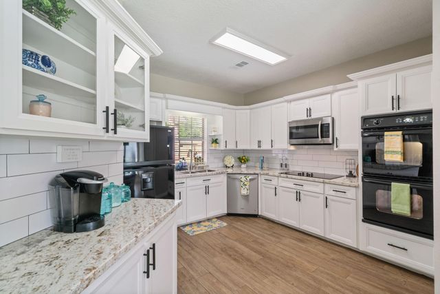 504 Sharondoah Drive, Highlands, TX 77562