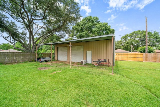 504 Sharondoah Drive, Highlands, TX 77562