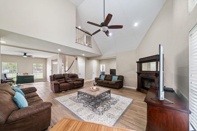 504 Sharondoah Drive, Highlands, TX 77562