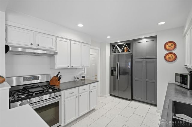 92 E Ridgeway Drive, Centerville, OH 45459
