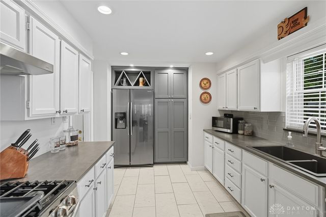 92 E Ridgeway Drive, Centerville, OH 45459