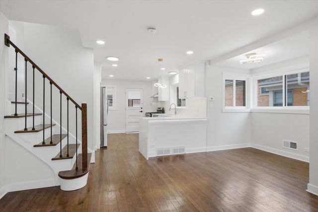 3829 W Chase Avenue, Lincolnwood, IL 60712