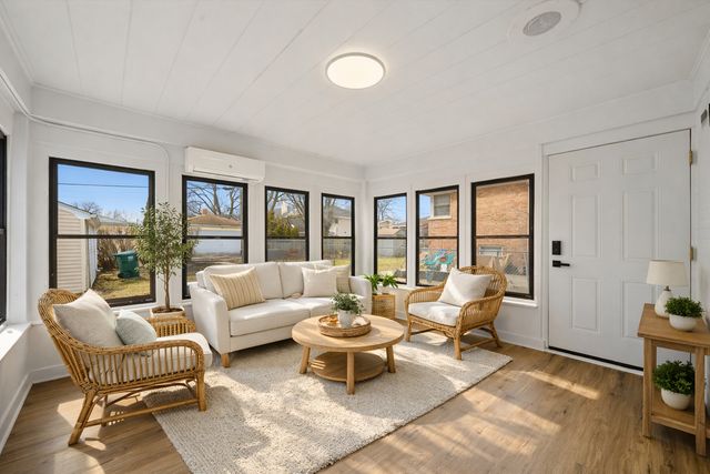 3829 W Chase Avenue, Lincolnwood, IL 60712