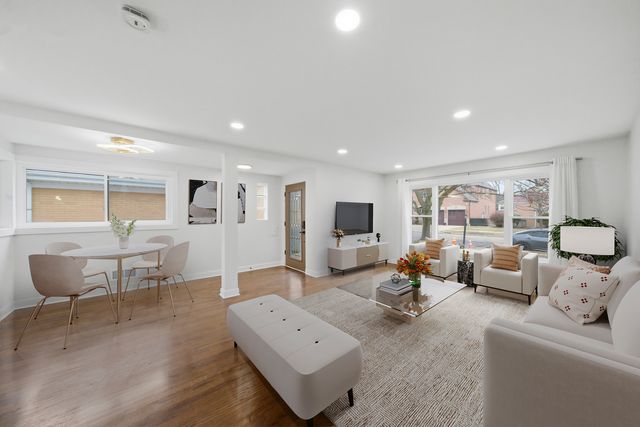 3829 W Chase Avenue, Lincolnwood, IL 60712