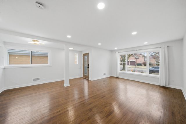 3829 W Chase Avenue, Lincolnwood, IL 60712