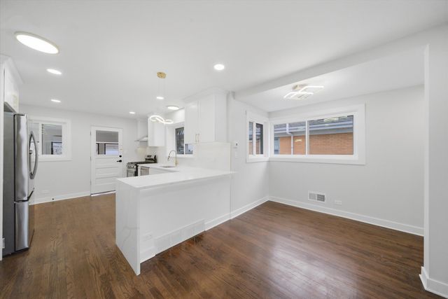 3829 W Chase Avenue, Lincolnwood, IL 60712