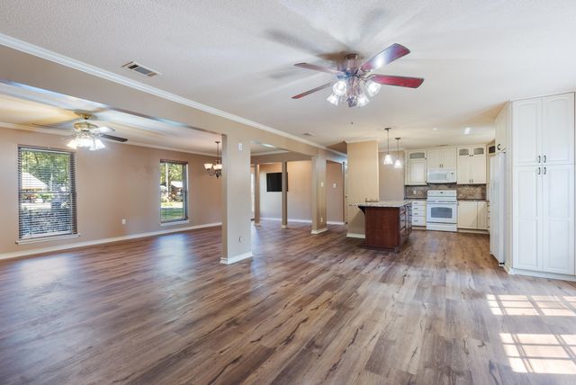 13 Oakdale Dr, Conway, AR 72034