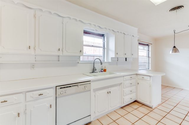 6809 Yolanda Drive, Fort Worth, TX 76112