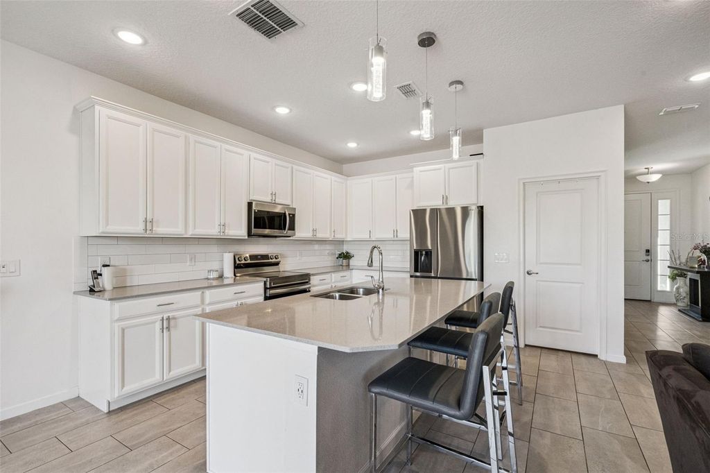 Image 5 of property listing at 609 FORTUNA DRIVE, Davenport, FL 33837