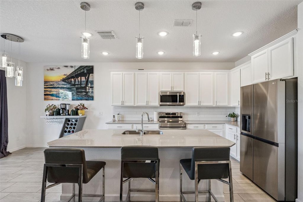 Image 6 of property listing at 609 FORTUNA DRIVE, Davenport, FL 33837