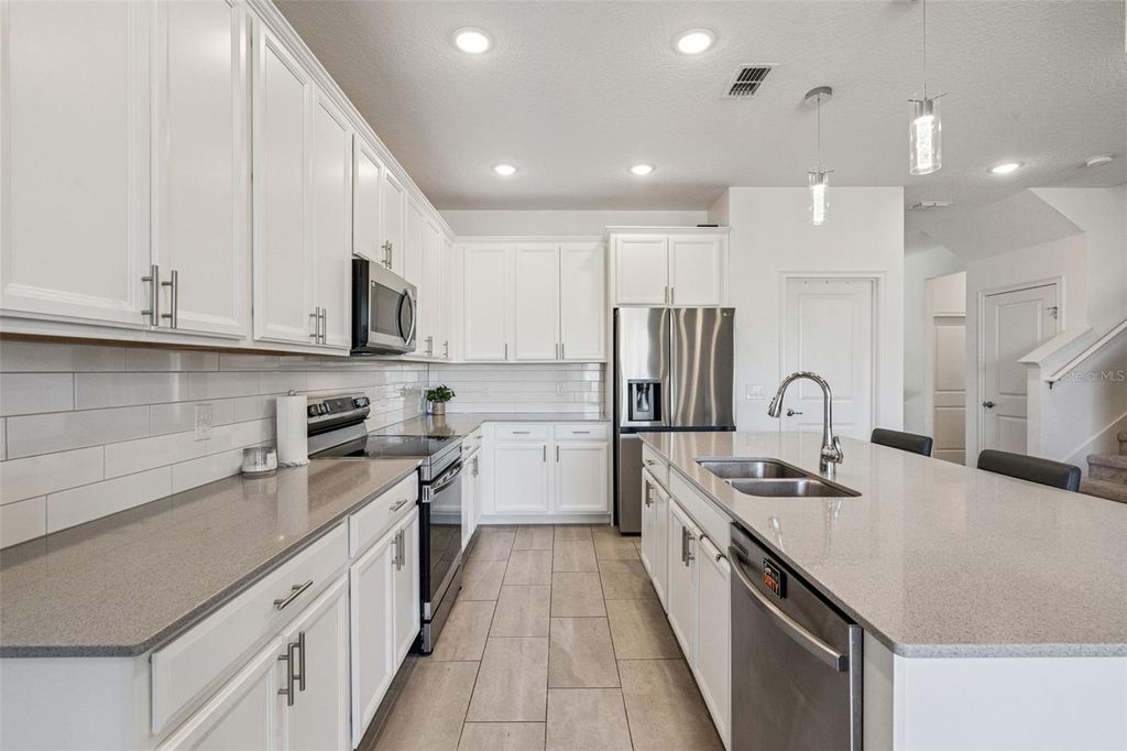 Image 7 of property listing at 609 FORTUNA DRIVE, Davenport, FL 33837