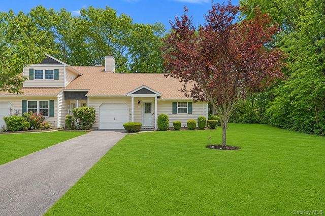 532 Race Place, Oakdale, NY 11769