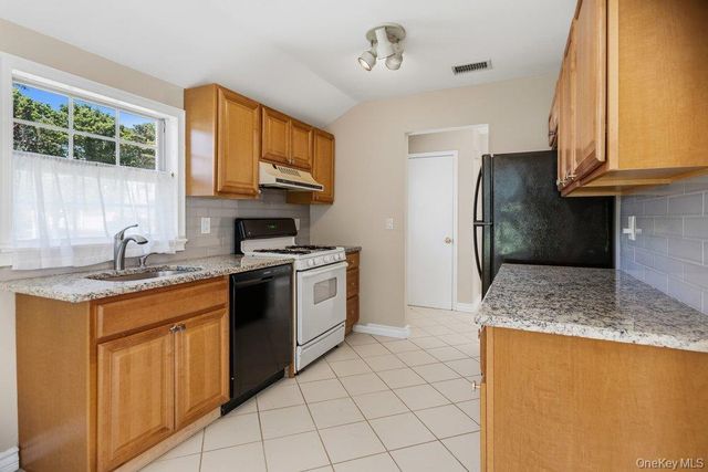 532 Race Place, Oakdale, NY 11769