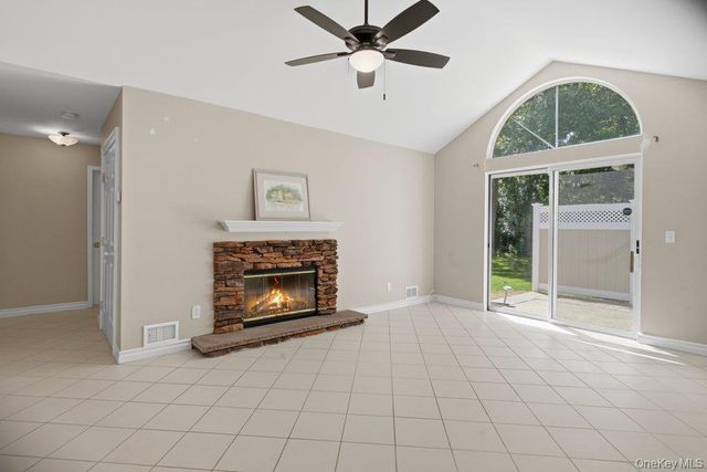 532 Race Place, Oakdale, NY 11769