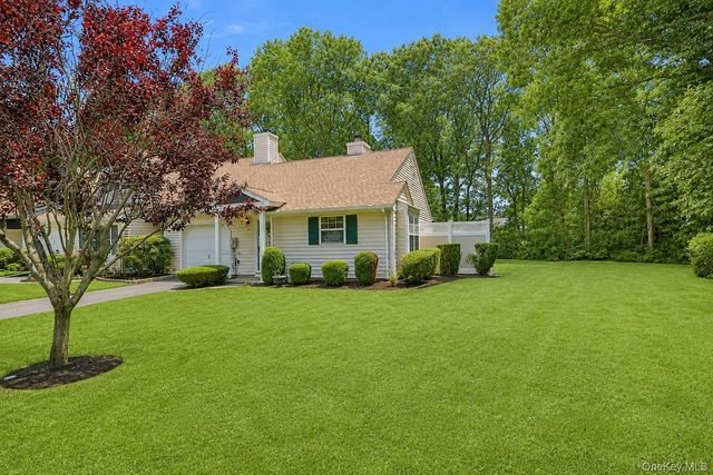 532 Race Place, Oakdale, NY 11769