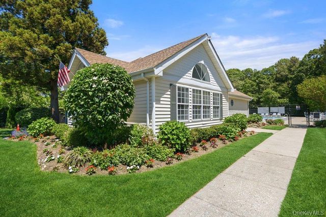 532 Race Place, Oakdale, NY 11769